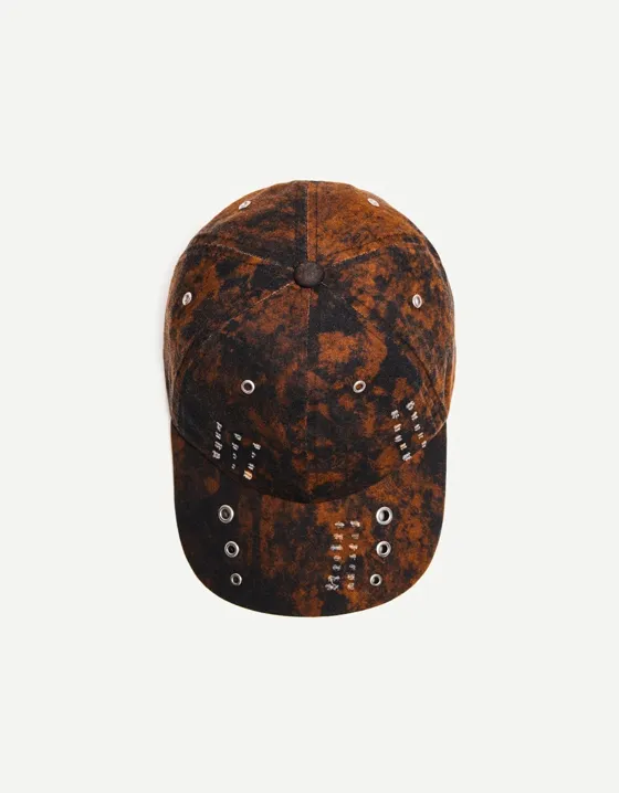 Cap with eyelets