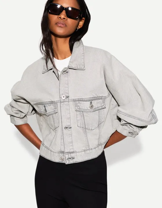 Укороченная джинсовая куртка свободного кроя