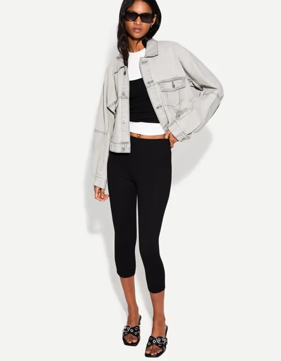 Укороченная джинсовая куртка свободного кроя