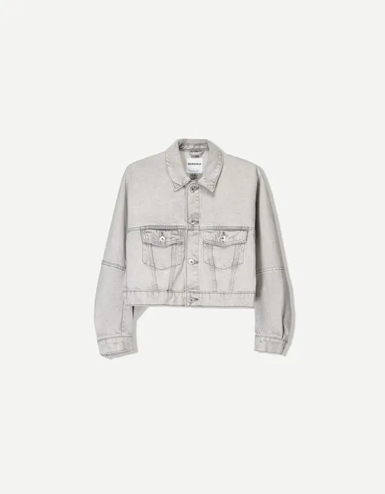 Укороченная джинсовая куртка свободного кроя