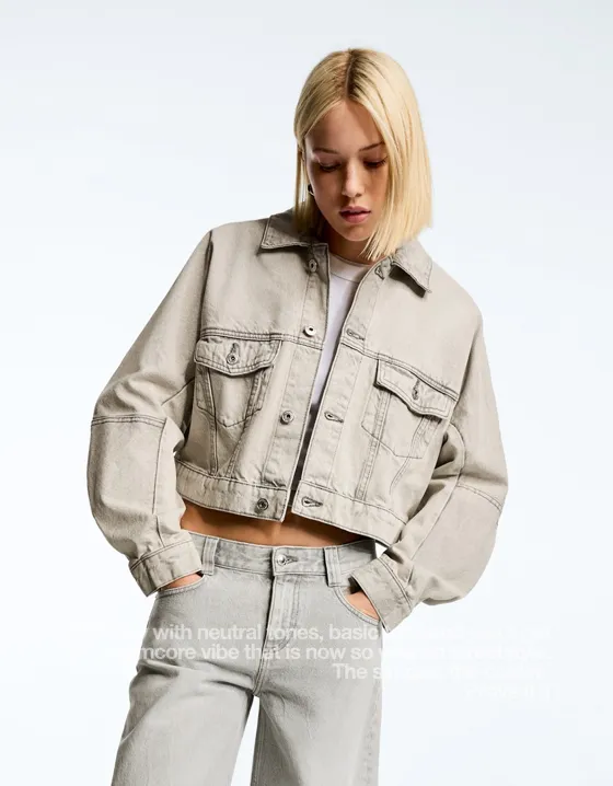 Укороченная джинсовая куртка свободного кроя