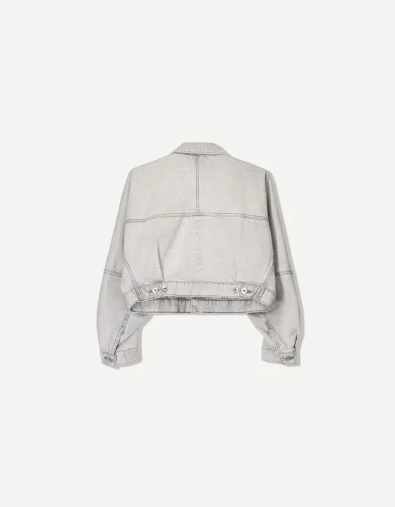 Укороченная джинсовая куртка свободного кроя