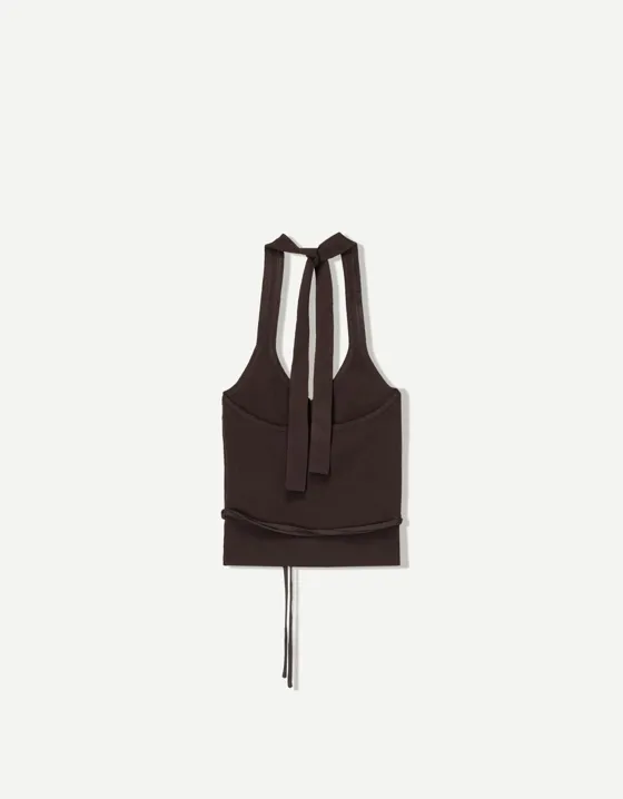 Трикотажный топ халтер с кольцом