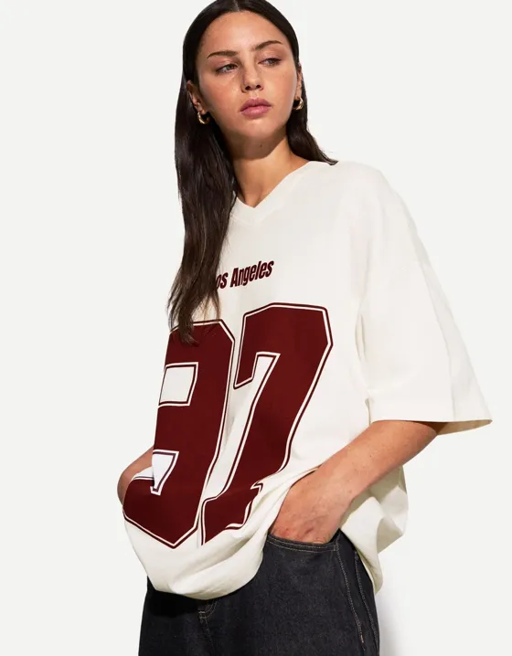 Футболка с V-образным вырезом и принтом