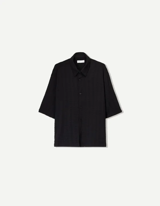 Рубашка геометрического кроя из рельефной ткани с короткими рукавами