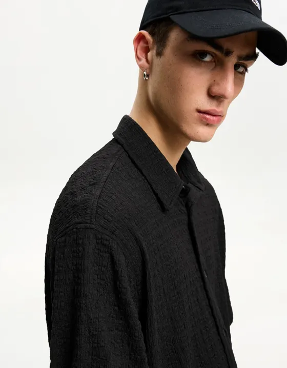 Рубашка геометрического кроя из рельефной ткани с короткими рукавами