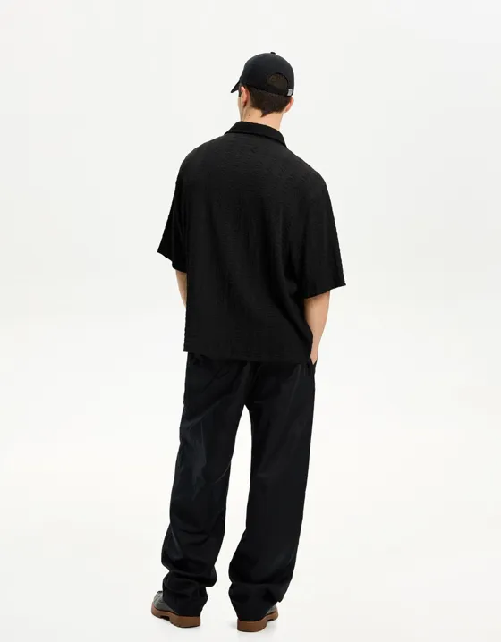 Рубашка геометрического кроя из рельефной ткани с короткими рукавами