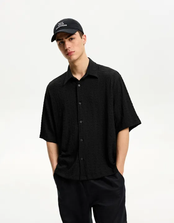 Рубашка геометрического кроя из рельефной ткани с короткими рукавами