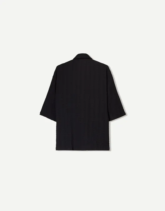 Рубашка геометрического кроя из рельефной ткани с короткими рукавами