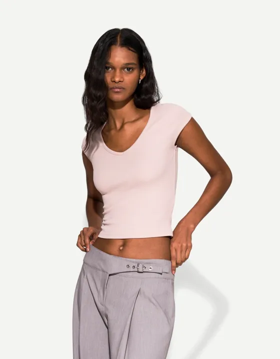 Футболка с V-образным вырезом и коротким рукавом