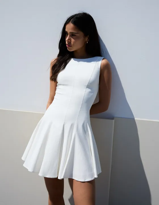 Платье мини из эластичной ткани с расклешенной юбкой