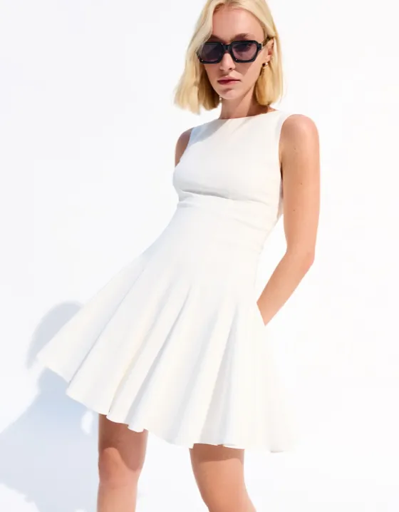 Платье мини из эластичной ткани с расклешенной юбкой