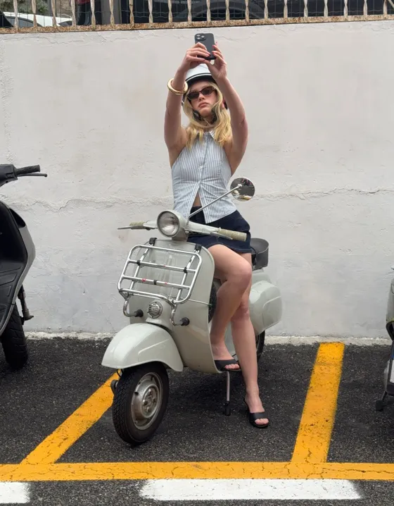 Топ приталенного кроя без рукавов