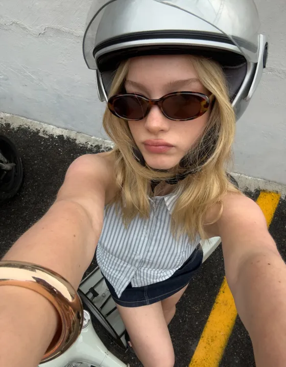 Топ приталенного кроя без рукавов