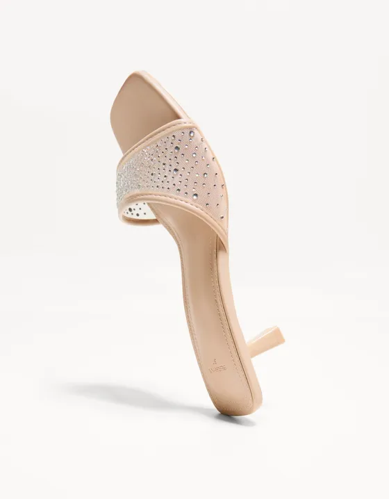 Босоножки на среднем каблуке с ажурным узором