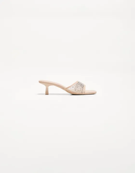 Босоножки на среднем каблуке с ажурным узором