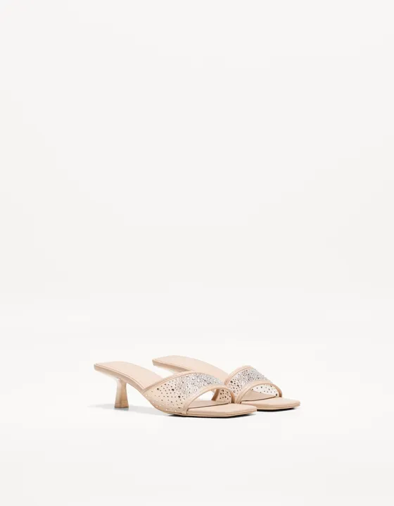 Босоножки на среднем каблуке с ажурным узором