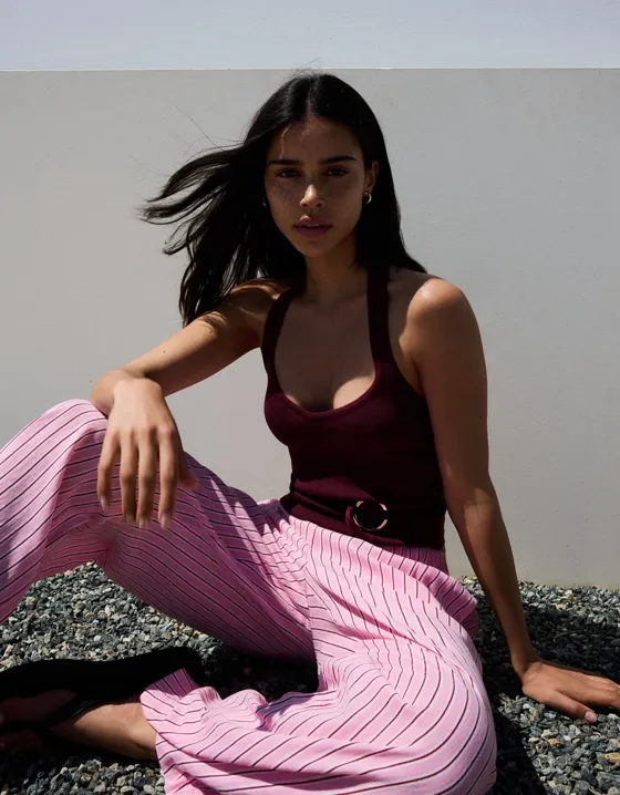 Трикотажный топ халтер с кольцом