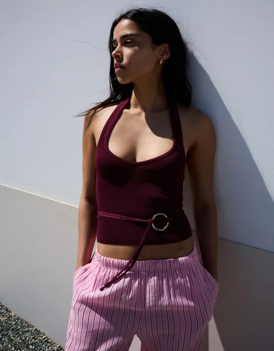 Трикотажный топ халтер с кольцом