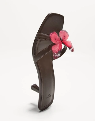 Босоножки на каблуке с деталью «бабочка»- Заказать в России