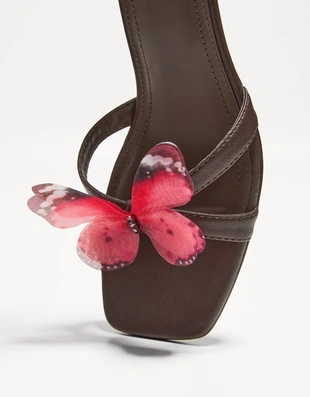 Босоножки на каблуке с деталью «бабочка»- Заказать в России