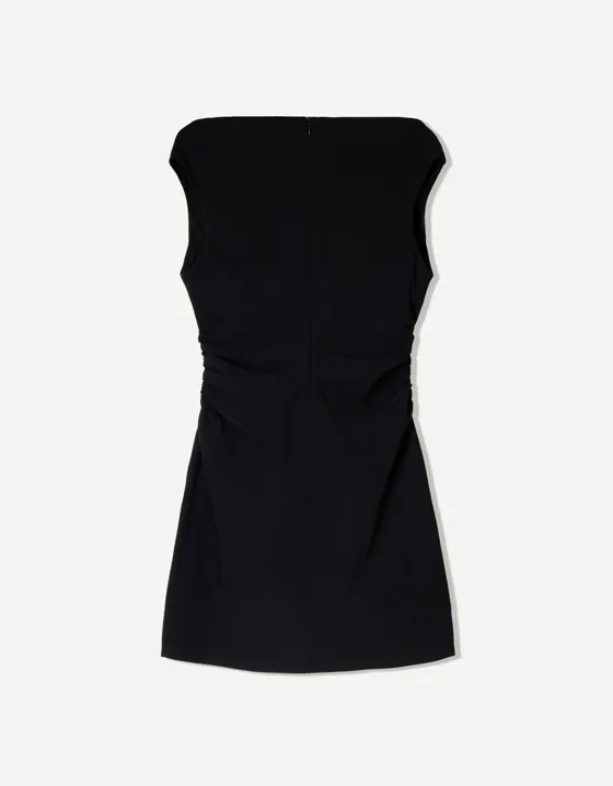 Эластичное мини-платье с открытыми плечами
