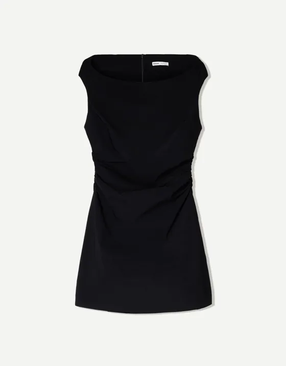 Эластичное мини-платье с открытыми плечами