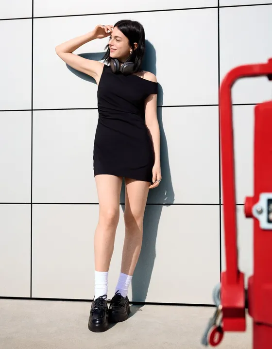 Эластичное мини-платье с открытыми плечами