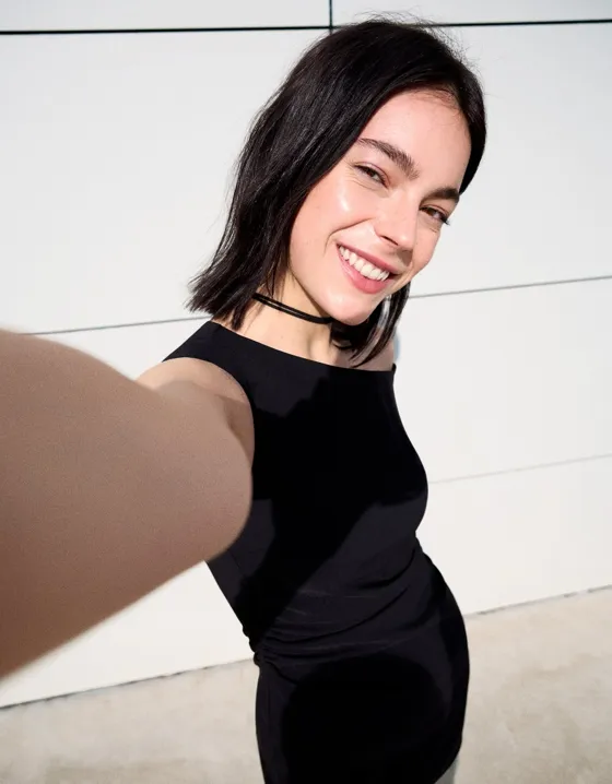 Эластичное мини-платье с открытыми плечами