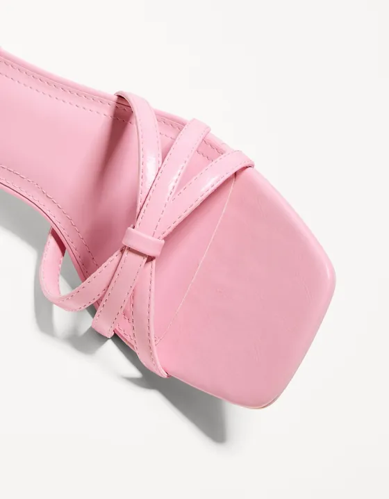 Босоножки на каблуке с ремешками