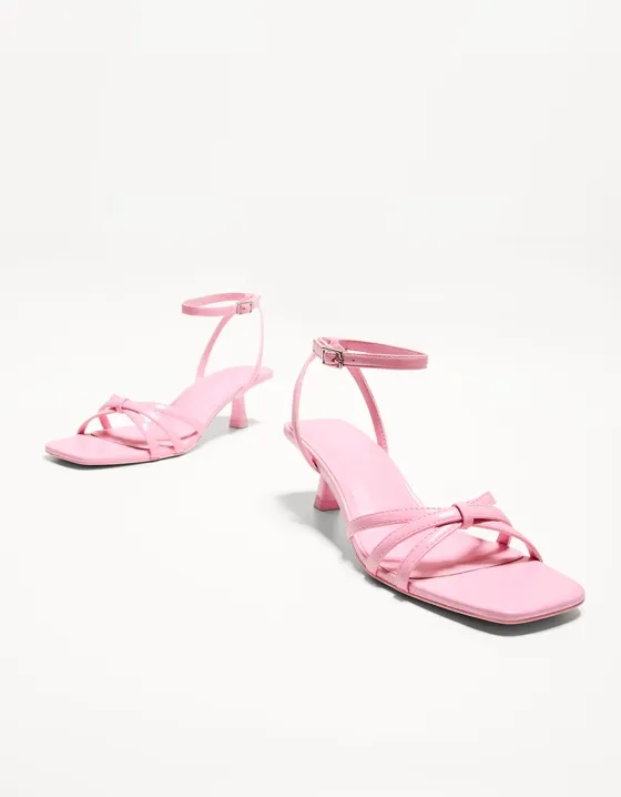 Босоножки на каблуке с ремешками