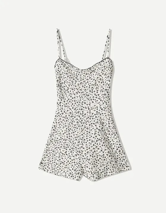 Короткий комбинезон на бретелях с принтом и кружевом