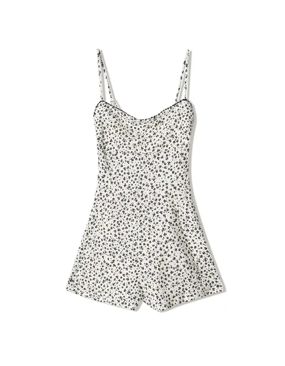 Короткий комбинезон на бретелях с принтом и кружевом