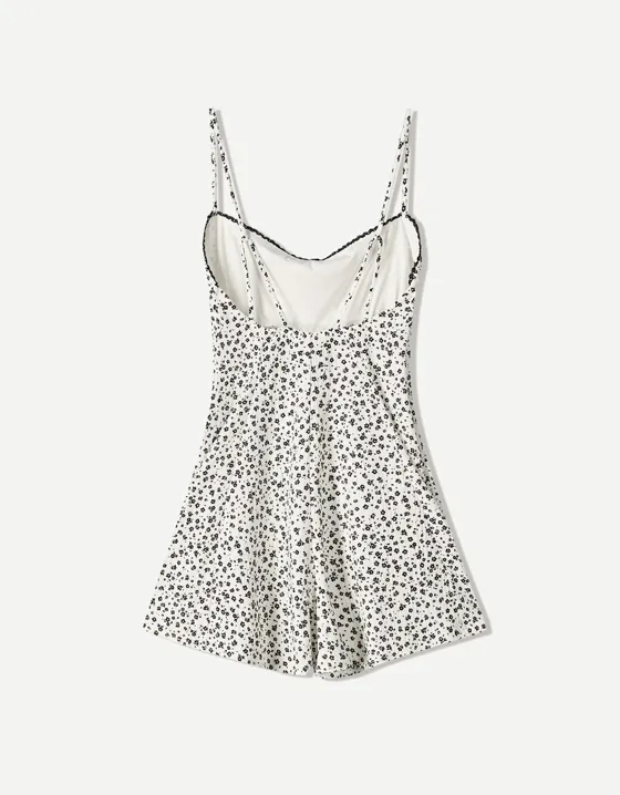 Короткий комбинезон на бретелях с принтом и кружевом