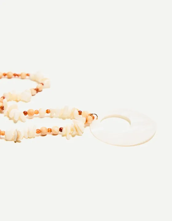 Бусы с овальной подвеской