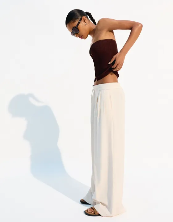 Брюки из струящейся ткани с широкими штанинами и складками