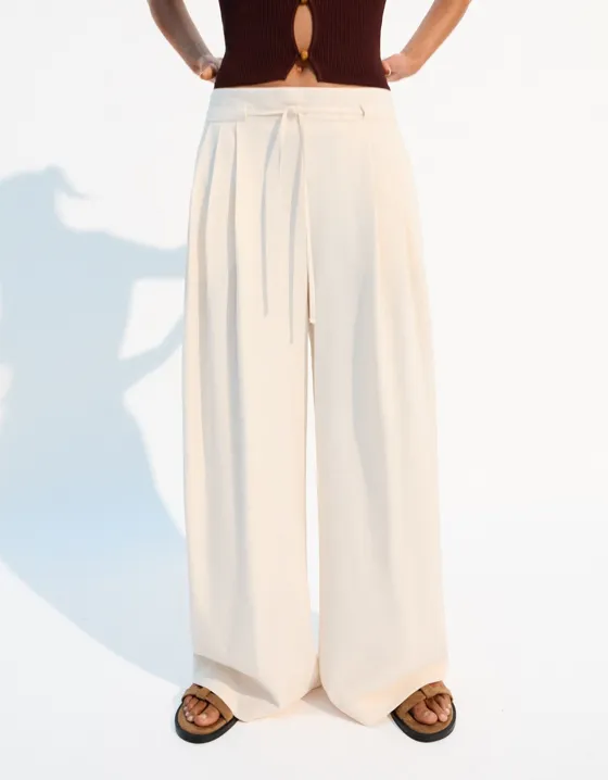 Брюки из струящейся ткани с широкими штанинами и складками