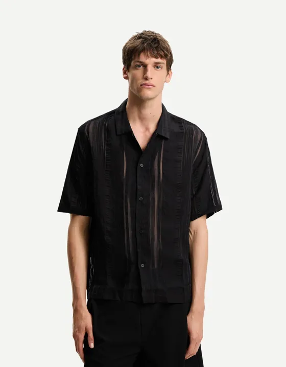 Рубашка из прозрачной ткани с короткими рукавами