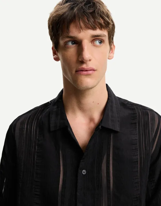 Рубашка из прозрачной ткани с короткими рукавами