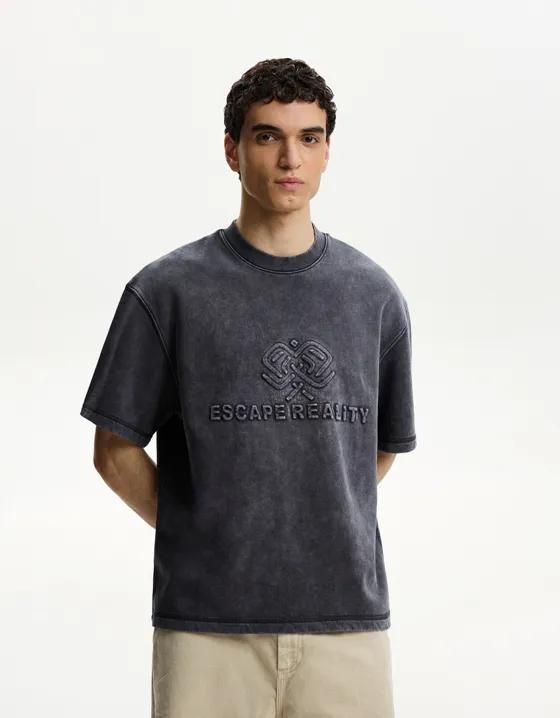 Футболка из мягкой ткани с короткими рукавами и вышивкой