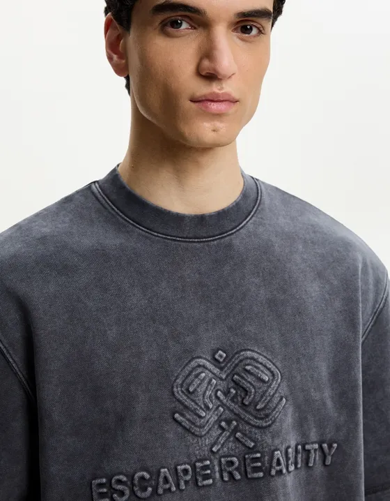 Футболка из мягкой ткани с короткими рукавами и вышивкой