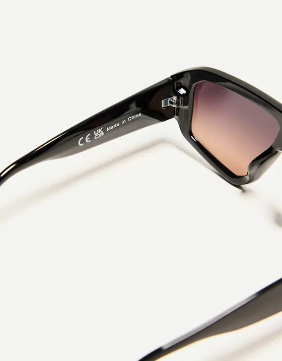 Солнцезащитные очки в пластмассовой оправе