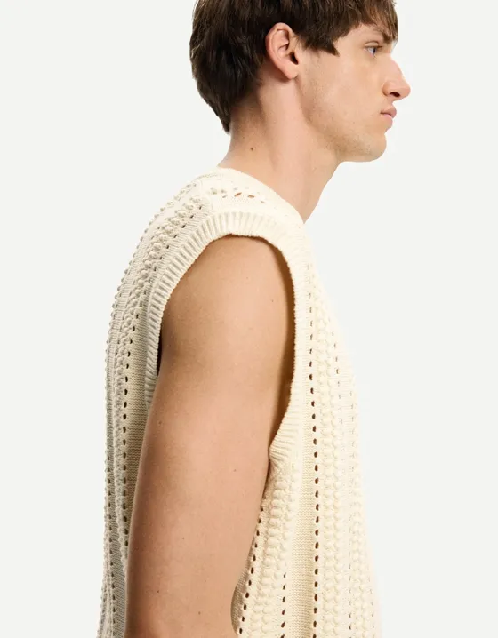 Трикотажный жилет с ажурным узором