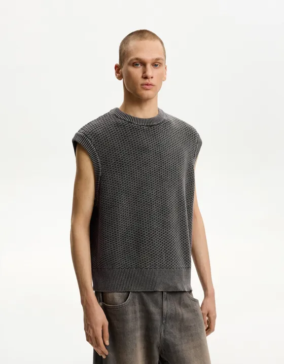 Жилет с вафельным узором и эффектом потертости