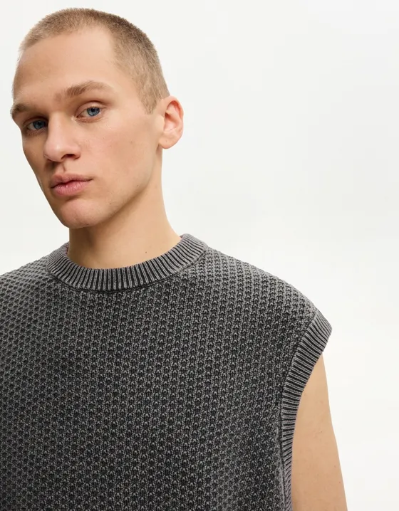 Жилет с вафельным узором и эффектом потертости