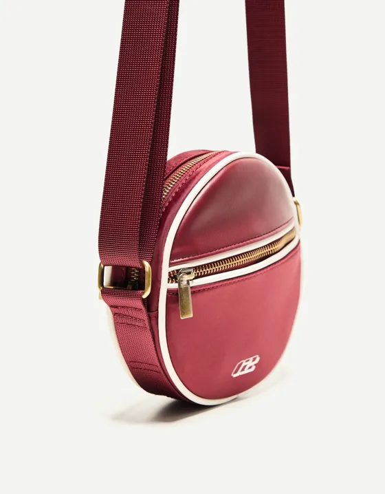 Круглая сумка в спортивном стиле с плечевым ремнем