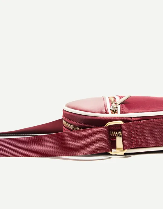 Круглая сумка в спортивном стиле с плечевым ремнем