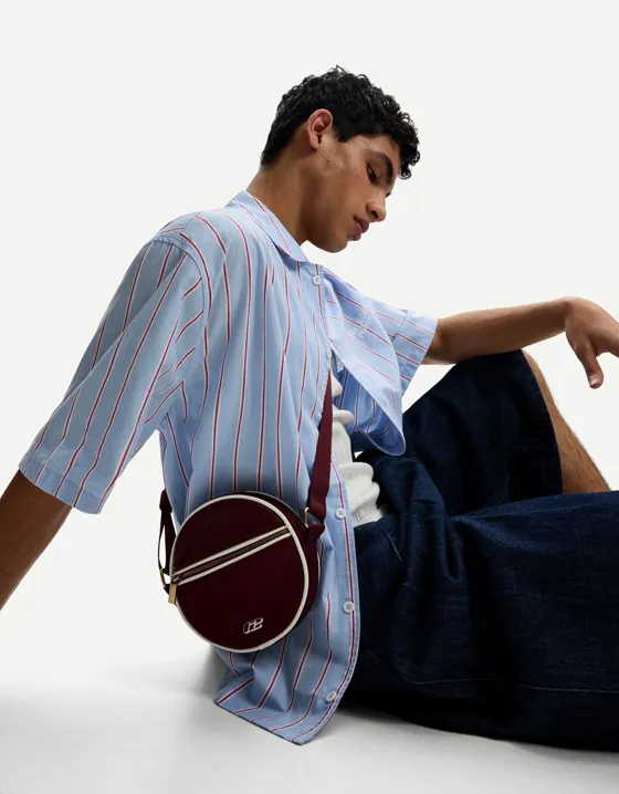 Круглая сумка в спортивном стиле с плечевым ремнем