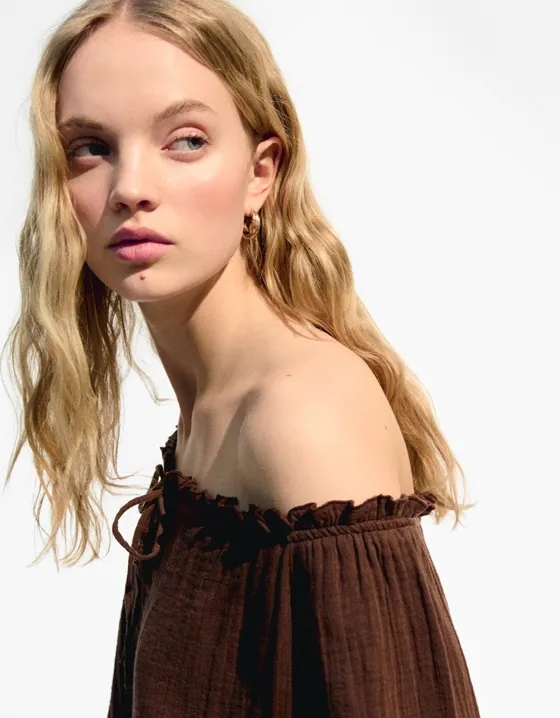 Блуза с открытыми плечами и завязками