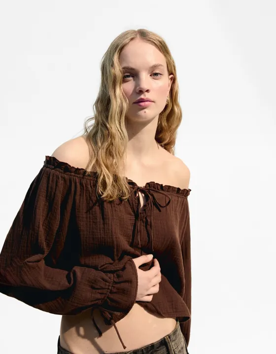 Блуза с открытыми плечами и завязками